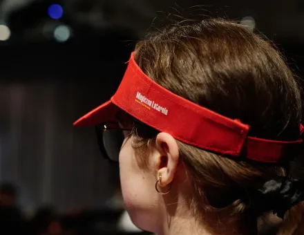 Zbliżenie na głowę dziecka. Ma nałożoną czapkę z logiem Magicznej Latarni.