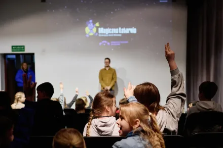 Dzieci podnoszą ręce do odpowiedzi.