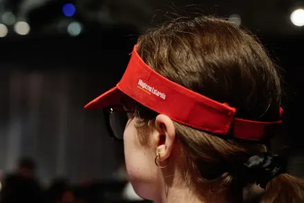 Zbliżenie na głowę dziecka. Ma nałożoną czapkę z logiem Magicznej Latarni.