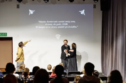 Prowadzący odgrywają scenkę przed pokazem filmu.