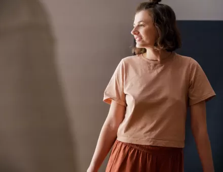 Zbliżenie na sylwetkę prowadzącej.