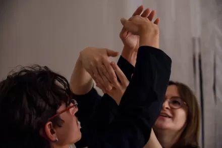 Kobieta i mężczyzna mają splecione ręce. 