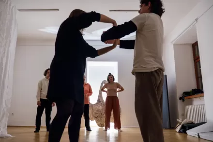 Kobieta i mężczyzna mają splecione ręce. 