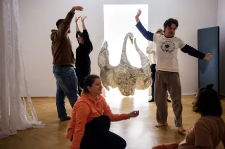 Grupa ludzi tańczy.