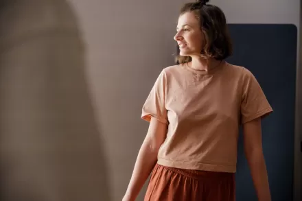 Zbliżenie na sylwetkę prowadzącej.