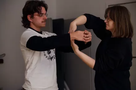 Kobieta i mężczyzna mają splecione ręce. 