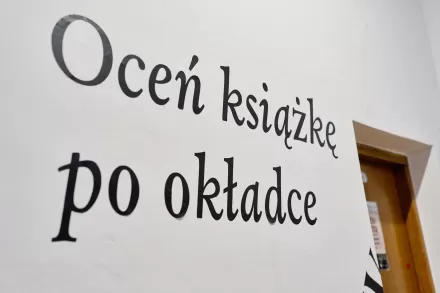 Napis Oceń książkę po okładce. 