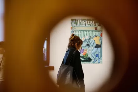 Przez dziurkę od klucza widać kobietę w sali.