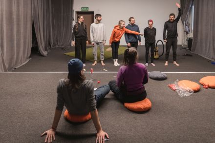 Sześciu artystów stoi z nosami clownów.