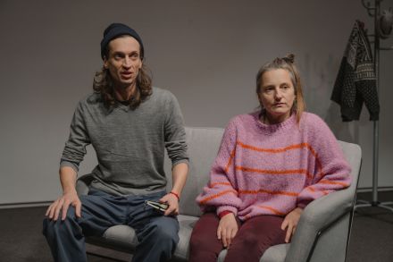 Na kanapie siedzą prowadzący warsztaty.