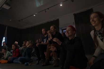 Publiczność śmieje się.