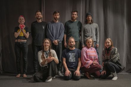 Uczestnicy warsztatów na tle czarnej kotary.