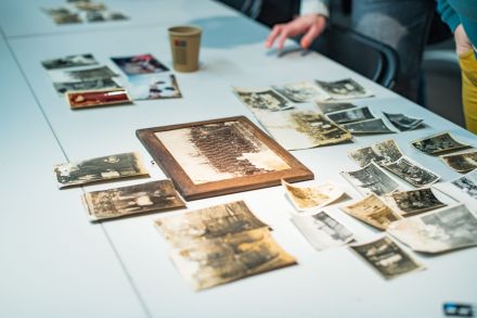 Na stole leżą stare, czarno-białe zdjęcia.