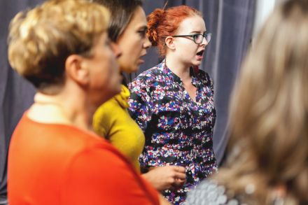 Zdjęcie ukazuje cztery uczestniczki, podczas wspólnego śpiewu.