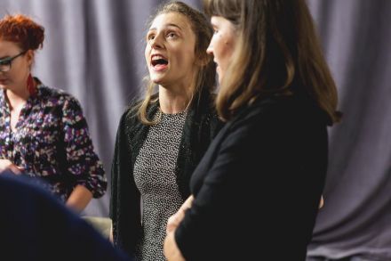 Zbliżenie na kolejną śpiewającą solo uczestniczkę