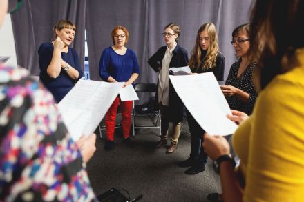 Na zdjęciu prawie wszystkie uczestniczki stojące w kole. Śpiewają razem z prowadzącą.