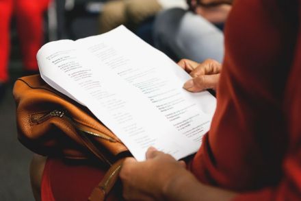 Zbliżenie na tekst, trzymany przez jedną z uczestniczek.