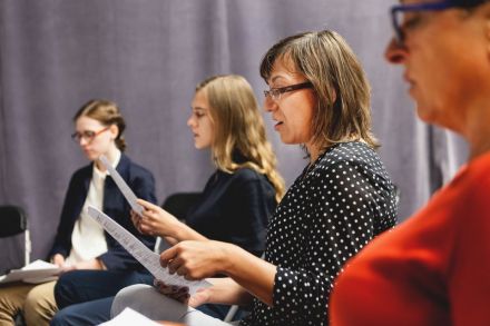 Na zdjęciu widzimy cztery uczestniczki. Wszystkie mają przed sobą kartki z tekstami i śpiewają.