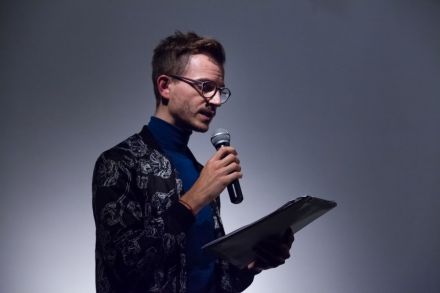 Na zdjęciu prowadzący spotkanie, a zarazem koordynator projektu, ponownie przemawia do publiczności.