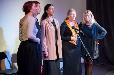 Zdjęcie ukazuje pięć śpiewaczek. Trzy dołączyły do  tych, które były już na scenie.