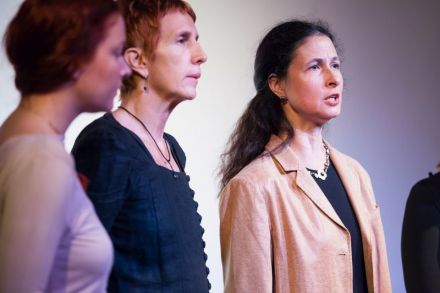 Zbliżenie na trzy śpiewające kobiety.