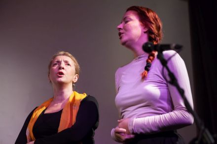 Na zdjęciu widzimy kolejne dwie śpiewaczki.