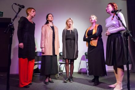 Na zdjęciu widzimy ponownie wszystkie pięć kobiet podczas wspólnego śpiewu.