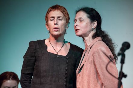 Zbliżenie na dwie śpiewające kobiety.