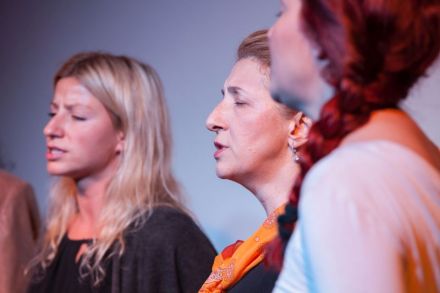 Zbliżenie na trzy śpiewające kobiety.