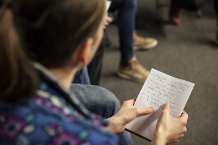 Zajęcia w ramach projektu Masterklasy, zbliżenie na jednego z uczestników trzymającego tekst w dłoniach.