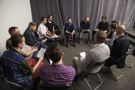 Na zdjęciu wszyscy uczestnicy razem z prowadzącym siedzą w kole. Prowadzący przybliża przybyłych panom przebieg warsztatów.