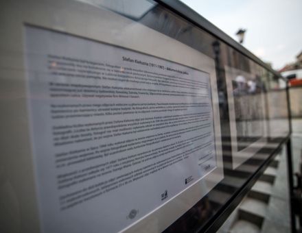 Galeria fotografii w Zaułku Hartwigów, zbliżenie na opis wystawy.