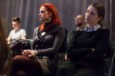 Zbliżenie na uczestników szkolenia w ramach Inkubatora Kultury. Na pierwszym planie dwie młode kobiety.