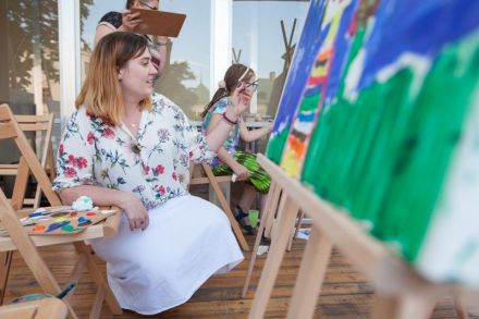 Zdjęcie ukazuje innych uczestników , którzy z zainteresowaniem biorą udział w warsztacie.