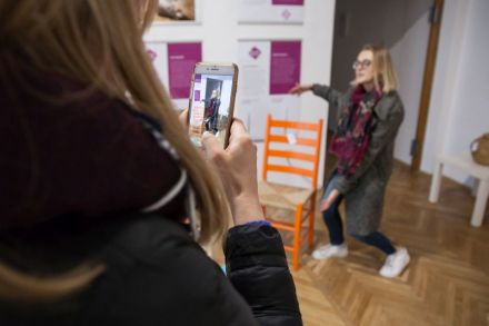 Uczestnicy szkolenia tworzą własne Instastories w sali wystawowej Warsztatów Kultury.