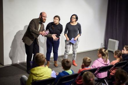 Na zdjęciu trzech naszych pracowników kontynuuje wcielanie się w role i nawiązywanie komunikacji z publicznością.