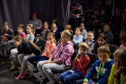 Zbliżenie na zgromadzone dzieci podczas przedstawianej scenki.