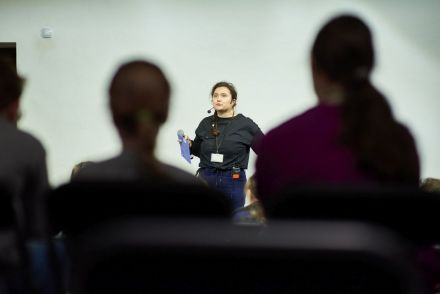 Na zdjęciu widzimy koordynatorkę projektu, która mówi do zgromadzonych dzieci.