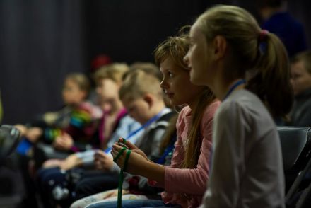 Zbliżenie na przybyłe dzieci.