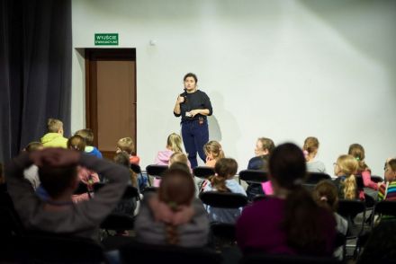 Zdjęcie ukazuje prowadzącą, która nawiązuje kontakt z dziećmi.