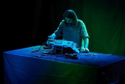 Zdjęcie ukazuje  artystę tworzącego kolejne dźwięki.