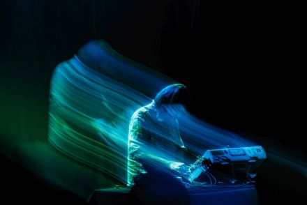 Zdjęcie artystyczne, lekko rozmazane, przedstawia artystę tak, jakby jego dusza wychodziła z ciała podczas koncertu.