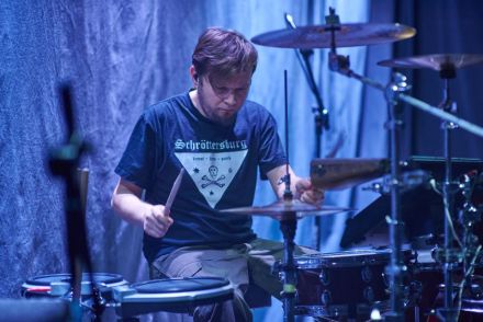 Zbliżenie na perkusistę i i perkusistę.