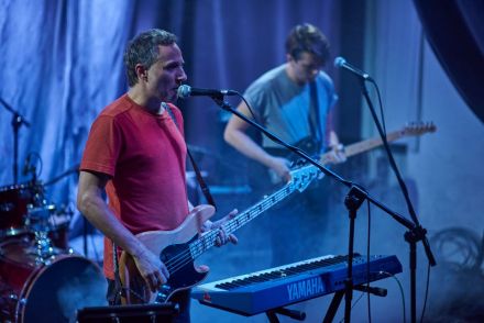 Gitarzysta i basista zespołu Ukryte Zalety Systemu. Zdjęcie zrobione z boku, od strony basisty.