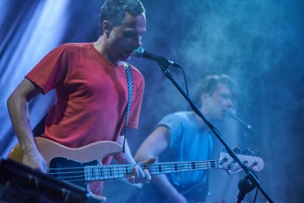 Gitarzysta i basista zespołu Ukryte Zalety Systemu. Zdjęcie  podobne do poprzedniego, jednak w węższym kadrze.