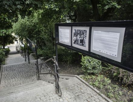 Gablota z tablicą informacyjną.