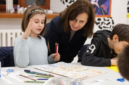 Warsztat architektoniczny warsztat dla dzieci w ramach Zimowej Majsterni. Na zdjęciu dziewczynka rozmawia z prowadzącą, tłumacząc jej swój pomysł]