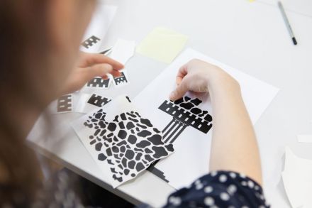 Zbliżenie na kolejną uczestniczkę, również tworzącą plakat.