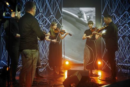 Kwartet instrumentalistów w studio Strefy Innych Brzmień. W tle aluminiowe kratownice i ścianka LED wyświetlająca animacje.