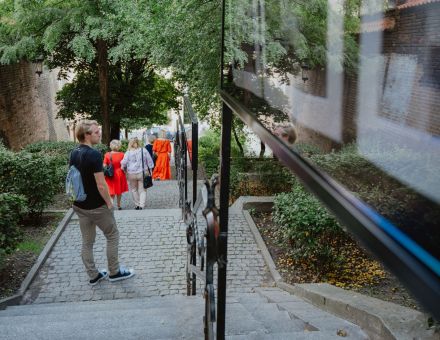 Mężczyzna przygląda się fotografii na wystawie.